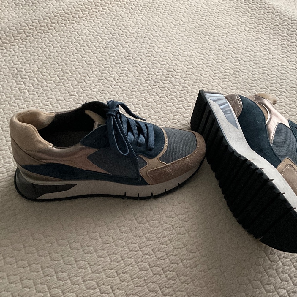Softwaves arch support athletic shoe